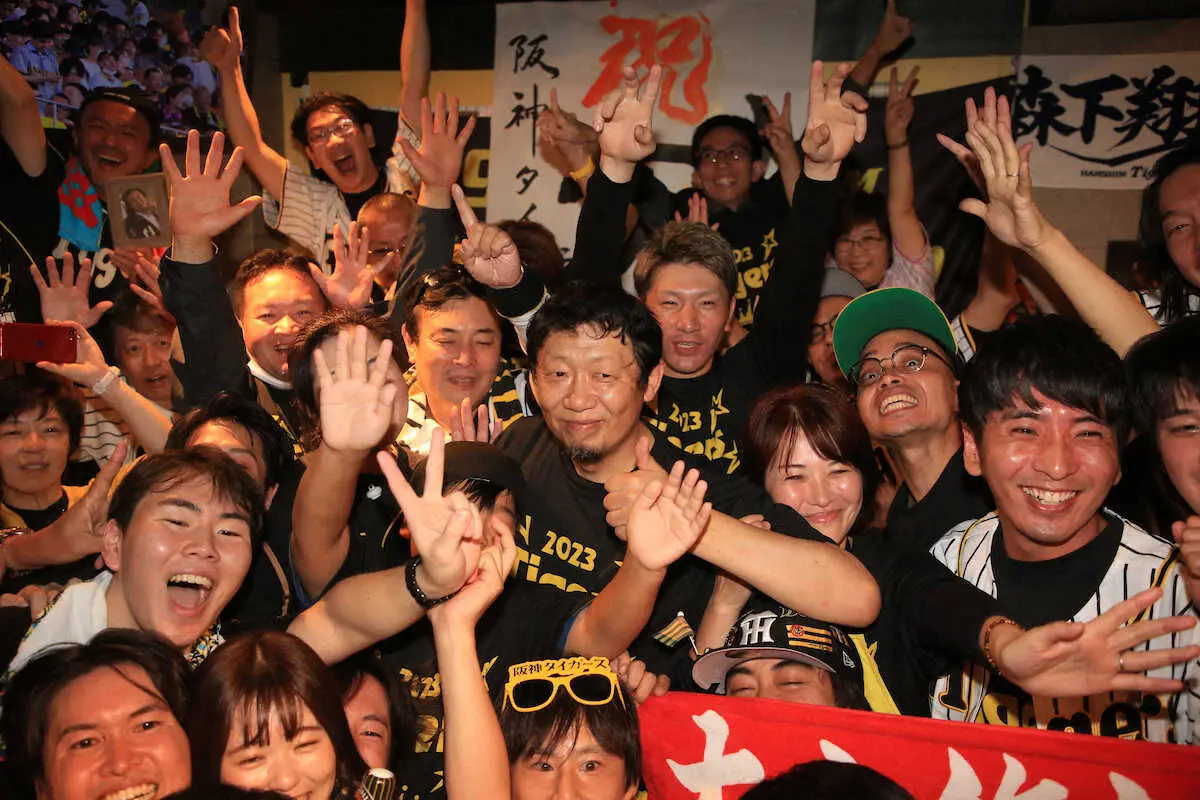 【画像・写真】＜「TIGER　STADIUM」の阪神ファン＞阪神が日本一となり「TIGER　STADIUM」の店主・元阪神の川尻氏（中央）と妻・陽子さん（中央右）はファンとともに喜び合う　（撮影・西川祐介）