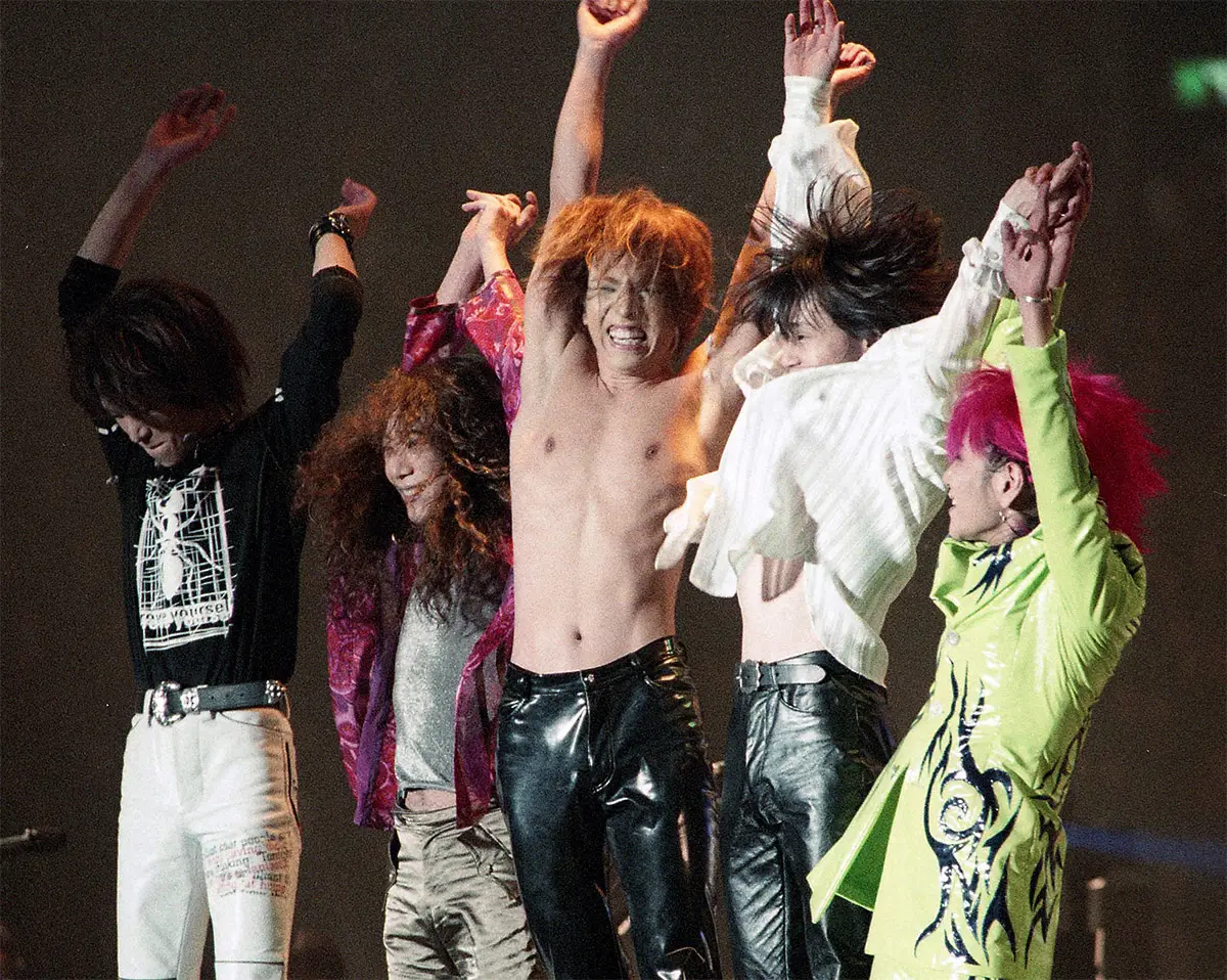 1997年12月31日、X JAPAN解散コンサートで手をつないぐ(左から