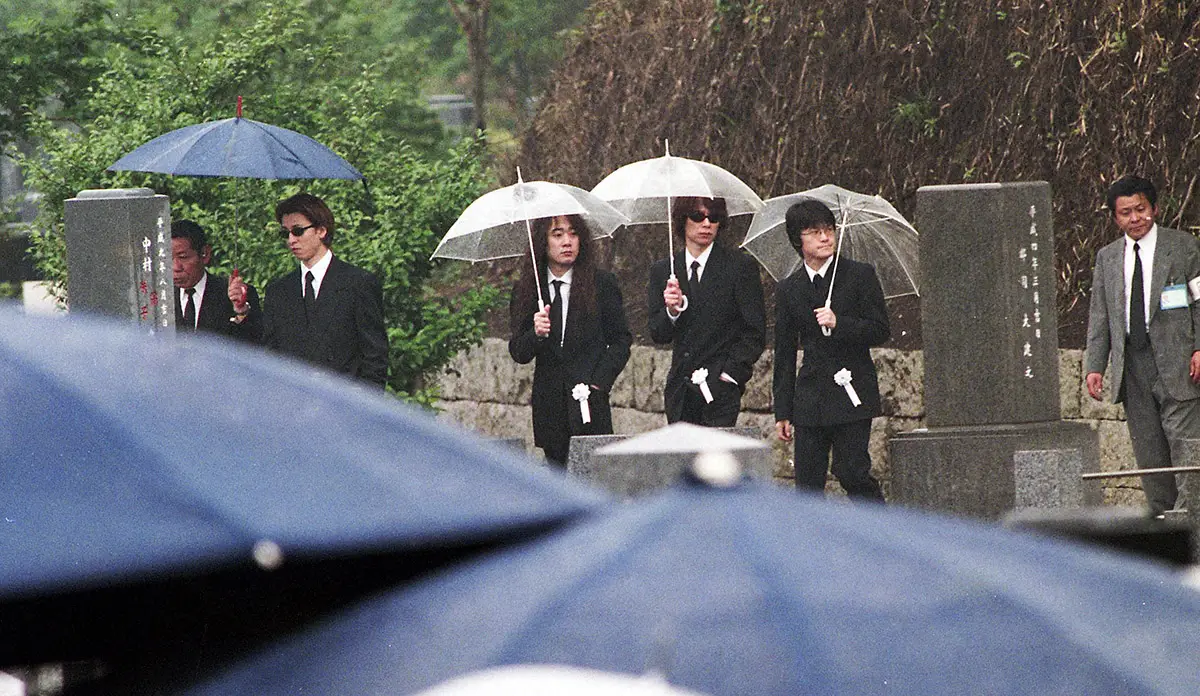 【画像・写真】98年6月、hideさんの四十九日法要でのX－JAPANの（左から）YOSHIKI、PATA、HEATH、Toshl