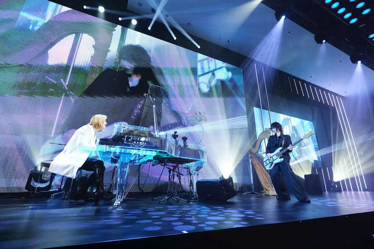 【画像・写真】YOSHIKI（写真左）が都内のホテルで開いたディナーショーに、特別ゲストとして登場したHEATHさん。YOSHIKIとともに「Rusty　Nail」を演奏した