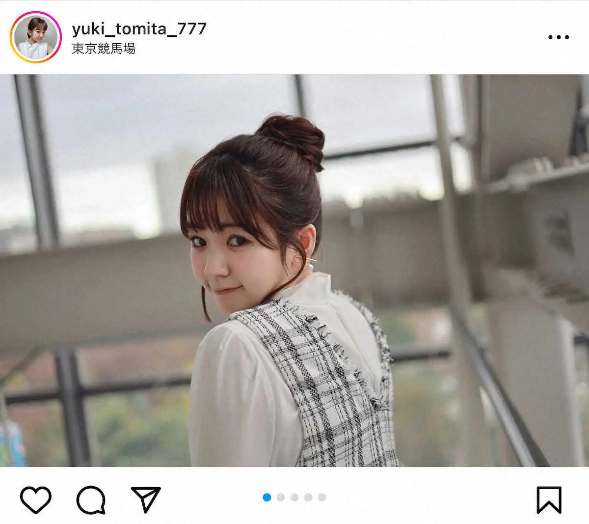 【画像・写真】競馬中継の人気女子アナ「ふーゆーがはーじまるよっ」　お団子ヘアーS！「可愛くてお似合い」の声