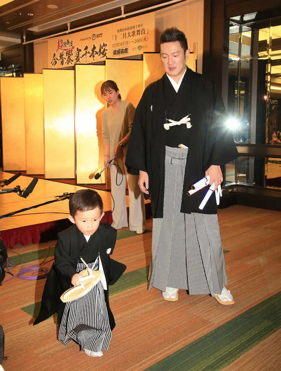 【画像・写真】中村獅童パパの笑顔　兄に憧れ「僕もやりたいと自然に」　次男・夏幹くん「うれしいです」12月初お目見得