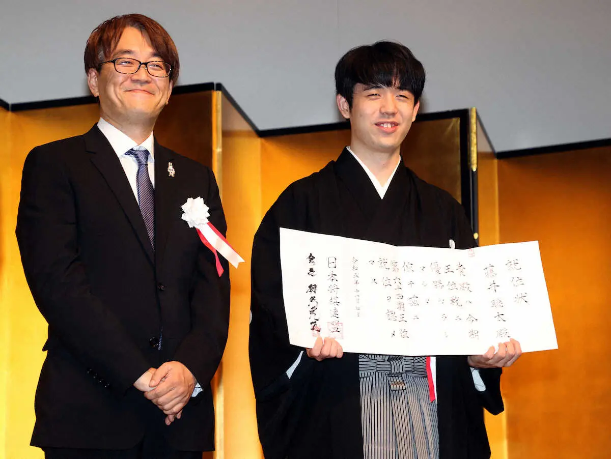 【画像・写真】羽生会長（左）から王位就位状を手渡され、笑顔を見せる藤井王位（撮影・久冨木　修）