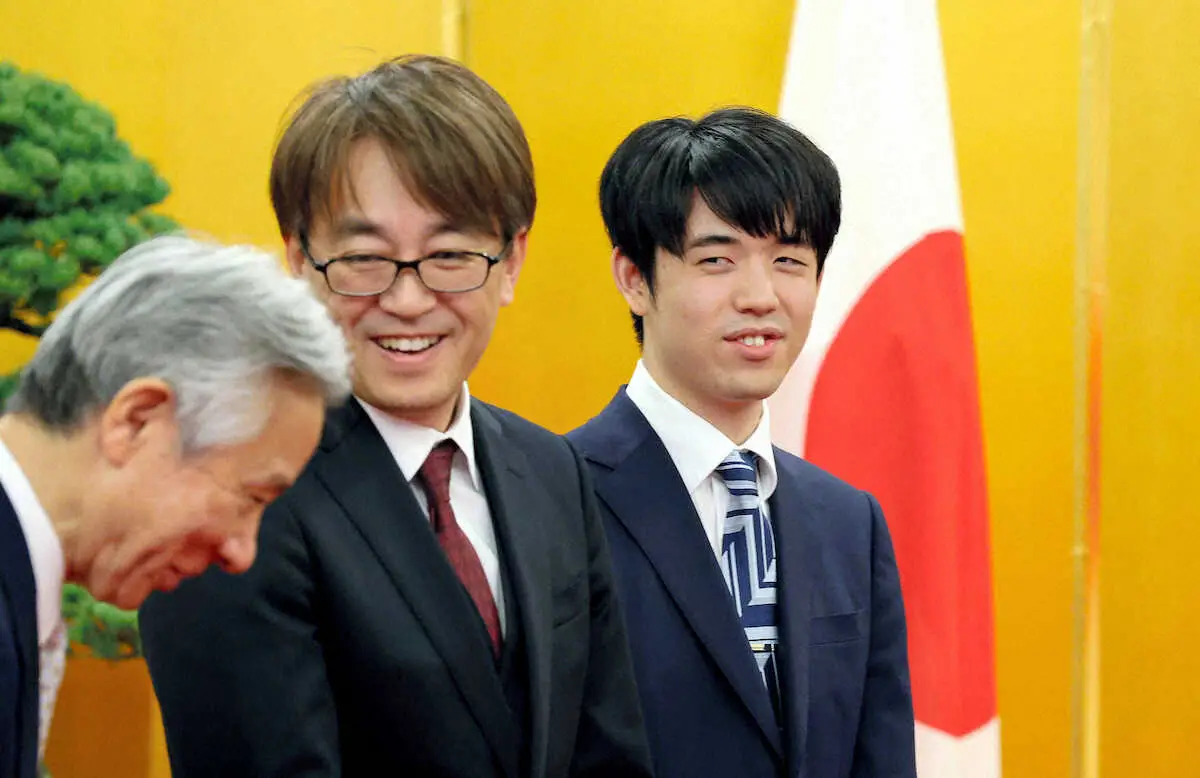 【画像・写真】内閣総理大臣顕彰式に臨む将棋の藤井聡太八冠（右）。中央は日本将棋連盟会長の羽生善治さん＝13日午後、首相公邸（代表撮影）