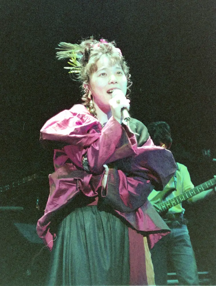 ライブで熱唱する尾崎亜美（1991年3月撮影）