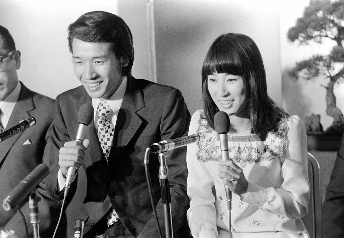 1971年6月、婚約発表をする前川清と藤圭子さん