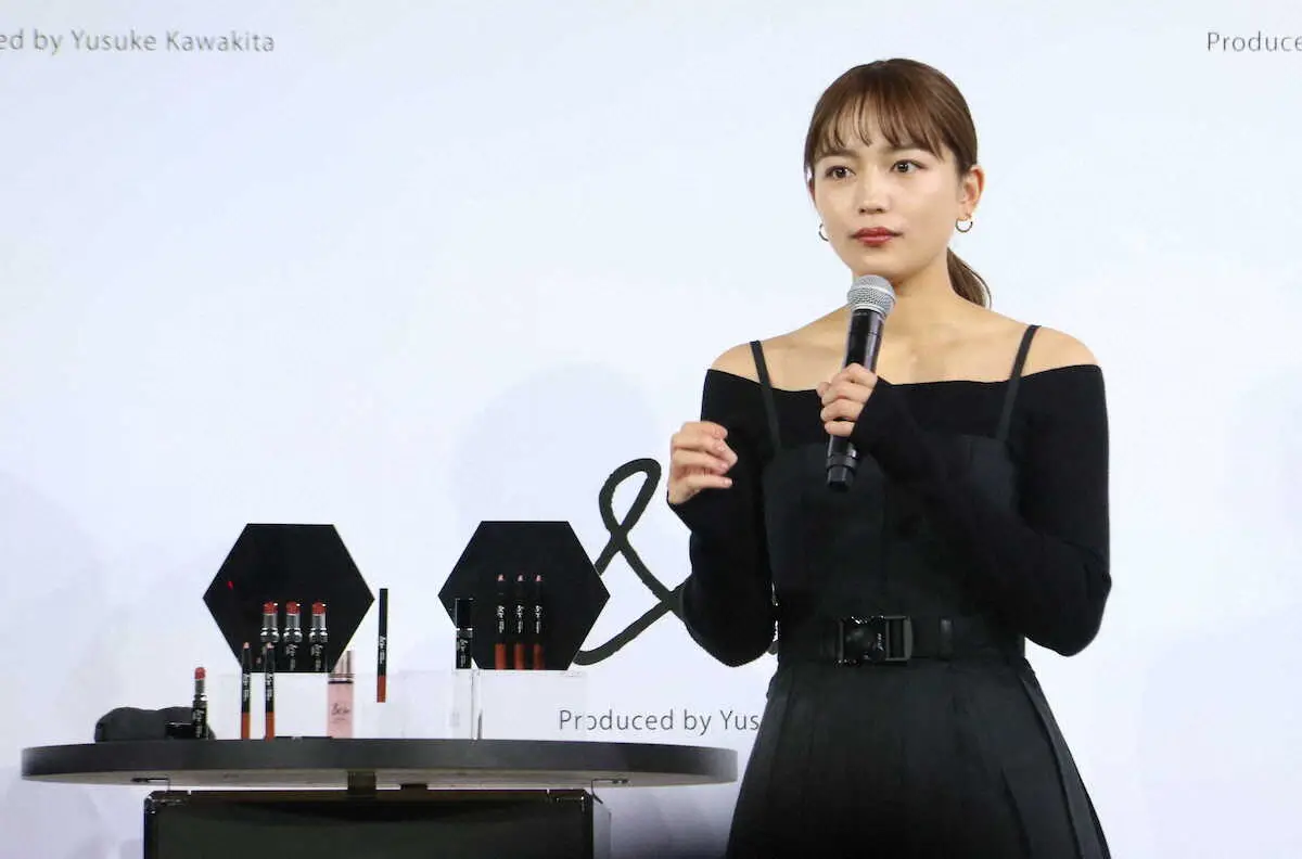 【画像・写真】川口春奈　自身初プロデュースコスメをアピール「カジュアルにもモードにも持って行ける」