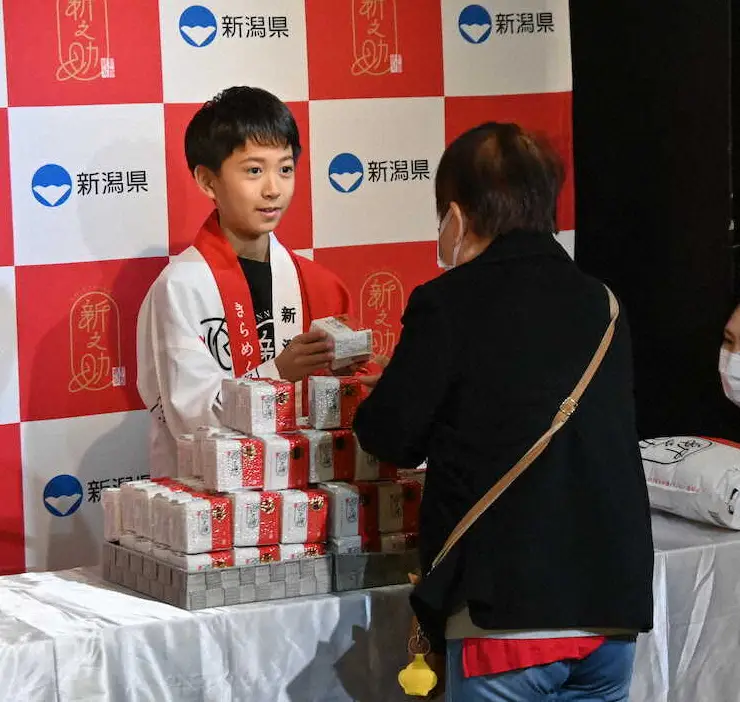 【画像・写真】市川新之助　同じ名前…新潟米「新之助」手渡し会で緊張　父・團十郎は助言、姉ぼたんは“練習”相手に