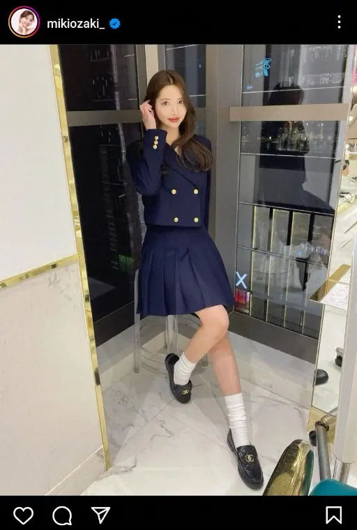 【画像・写真】2代目バチェロレッテ“モテモテ女社長”　ミニスカ・ブラウンコーデ披露に「足綺麗過ぎ」「魅力的」