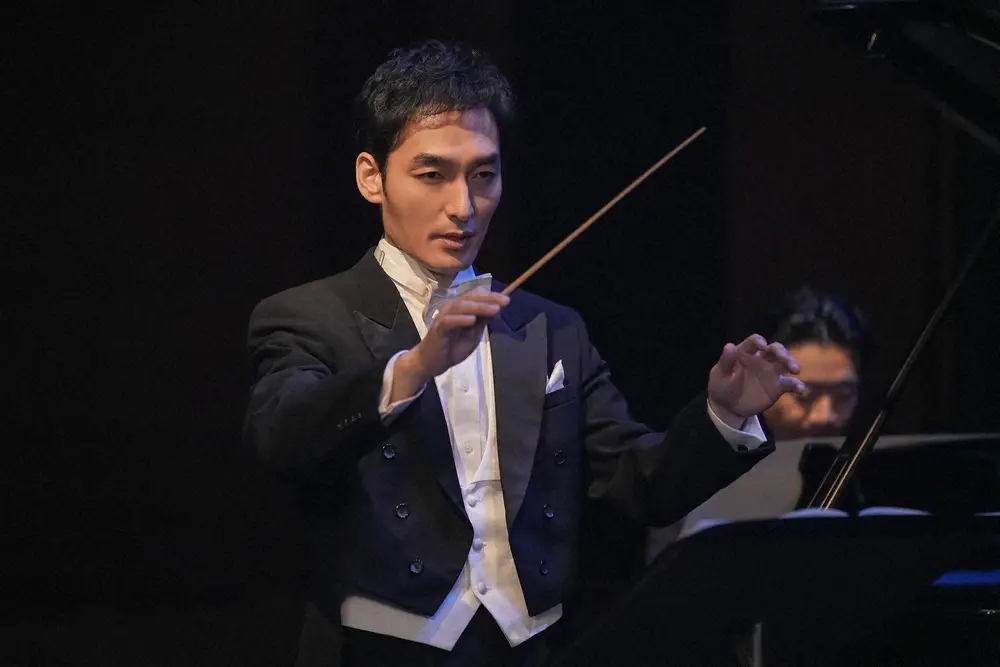 【画像・写真】連続テレビ小説「ブギウギ」第49話。日帝劇場・舞台にて。スズ子のステージの指揮を執る善一（草彅剛）（C）NHK