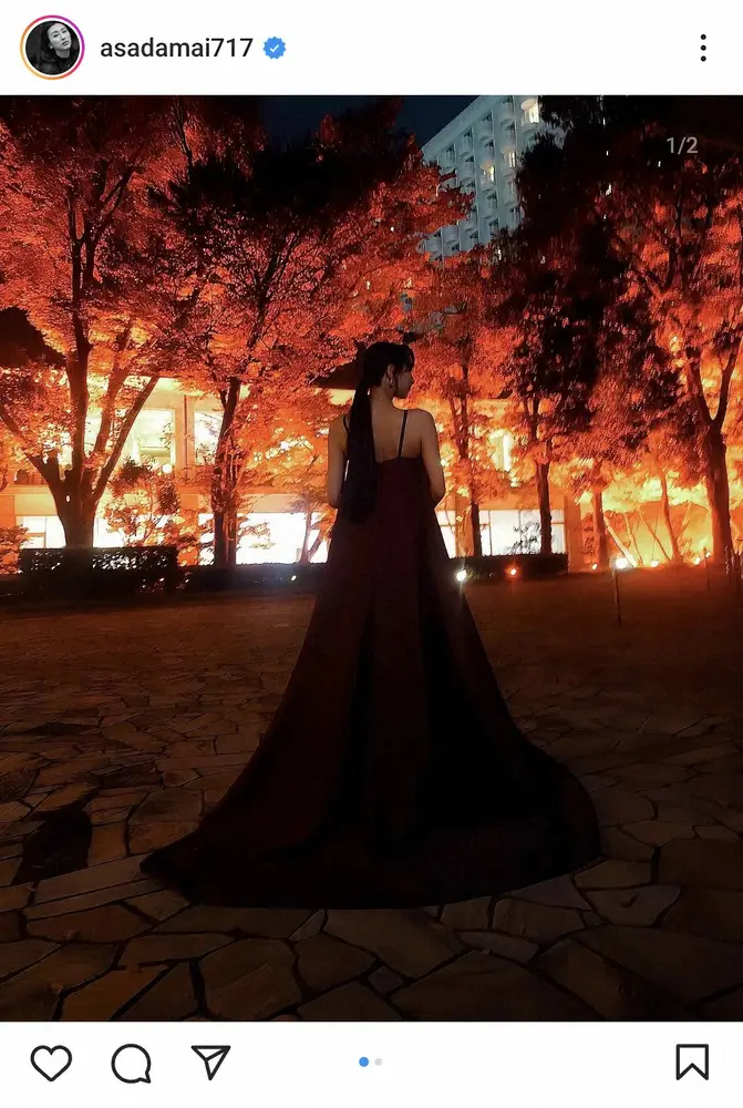 【画像・写真】浅田舞　紅葉バックのロングドレス姿披露に「綺麗すぎる」「とっても美しい」「映えてますね」の声