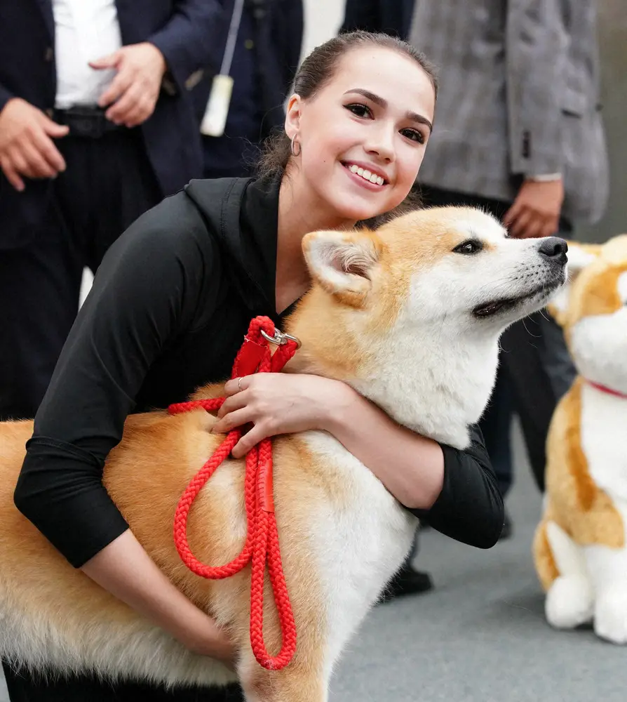 【画像・写真】マサルの妹カッチャンを抱きしめるザギトワ（１９年７月、大阪）