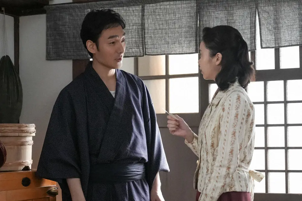 【画像・写真】連続テレビ小説「ブギウギ」第45話。羽鳥家・台所にて。スズ子（趣里）に茨田りつ子の公演チケットを渡す善一（草彅剛・左）（C）NHK