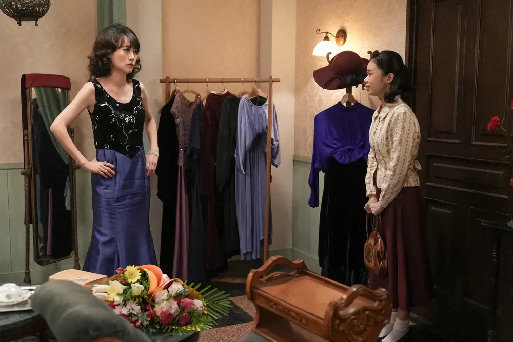 【画像・写真】連続テレビ小説「ブギウギ」第45話。とある小劇場・楽屋内にて。茨田りつ子（菊地凛子・左）に公演の感想を伝えるスズ子（趣里）（C）NHK