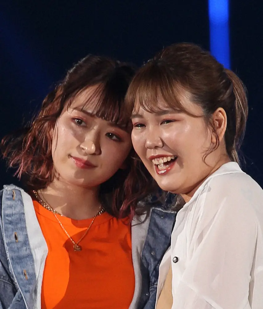 【画像・写真】平成フラミンゴのNICO（左）とRIHO