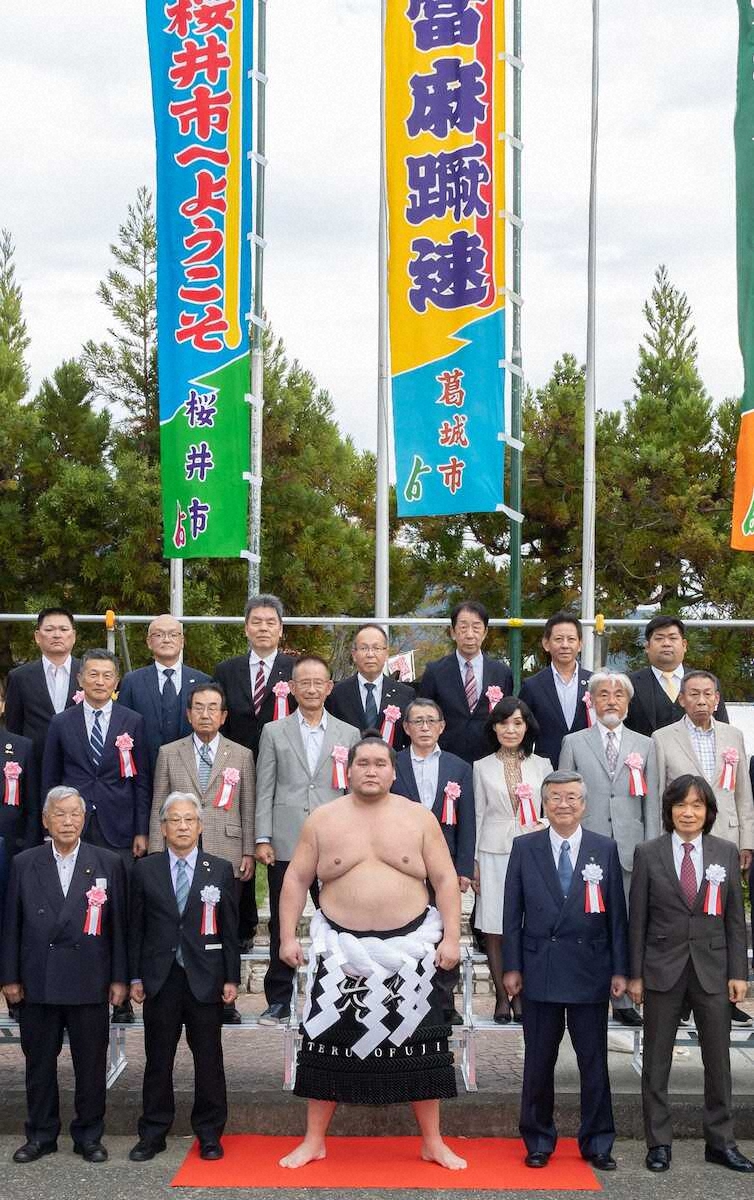 【画像・写真】河内家菊水丸　小学生から相撲オタク…ついに夢がかなった横綱・照ノ富士との記念撮影に感無量