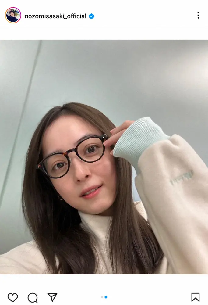 【画像・写真】佐々木希　「メガネとリップのみ…これで何とかなる」オフショに反響「嫌味にならない神！」の声