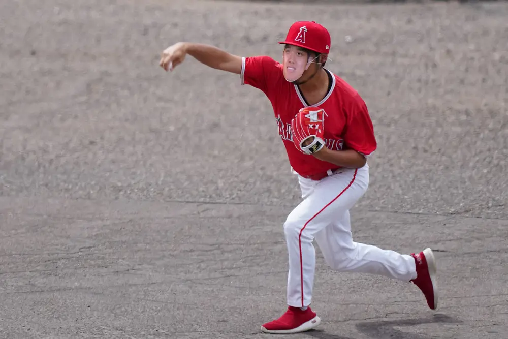 【画像・写真】エンゼルス・マイナーキャンプ施設の前で大谷のまねをするミニタニ