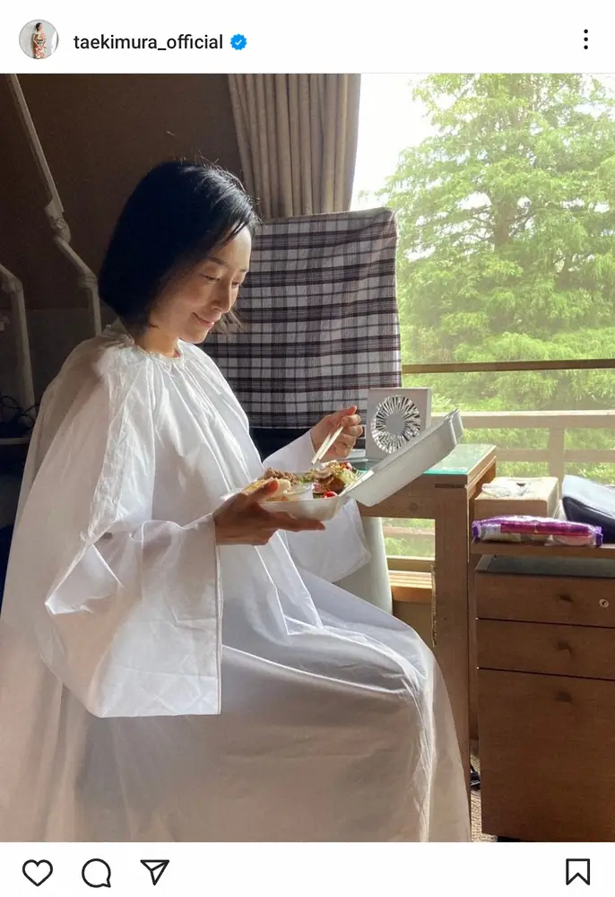 【画像・写真】木村多江　天使スタイル！？撮影中の食事風景が話題「笑えました」「気遣いですね」の声