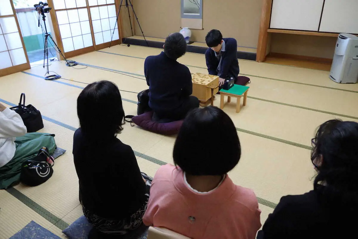 【画像・写真】藤井王将　普段着姿で対局披露　新会館建設プロジェクトのCF返礼企画で