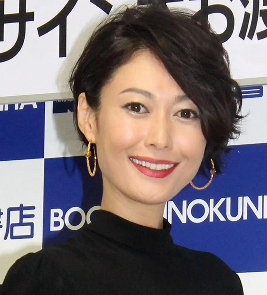 【画像・写真】田丸麻紀　「いる？この写真」インスタハズバンド撮影の強風に煽られ髪が逆立つ衝撃写真に不満！？