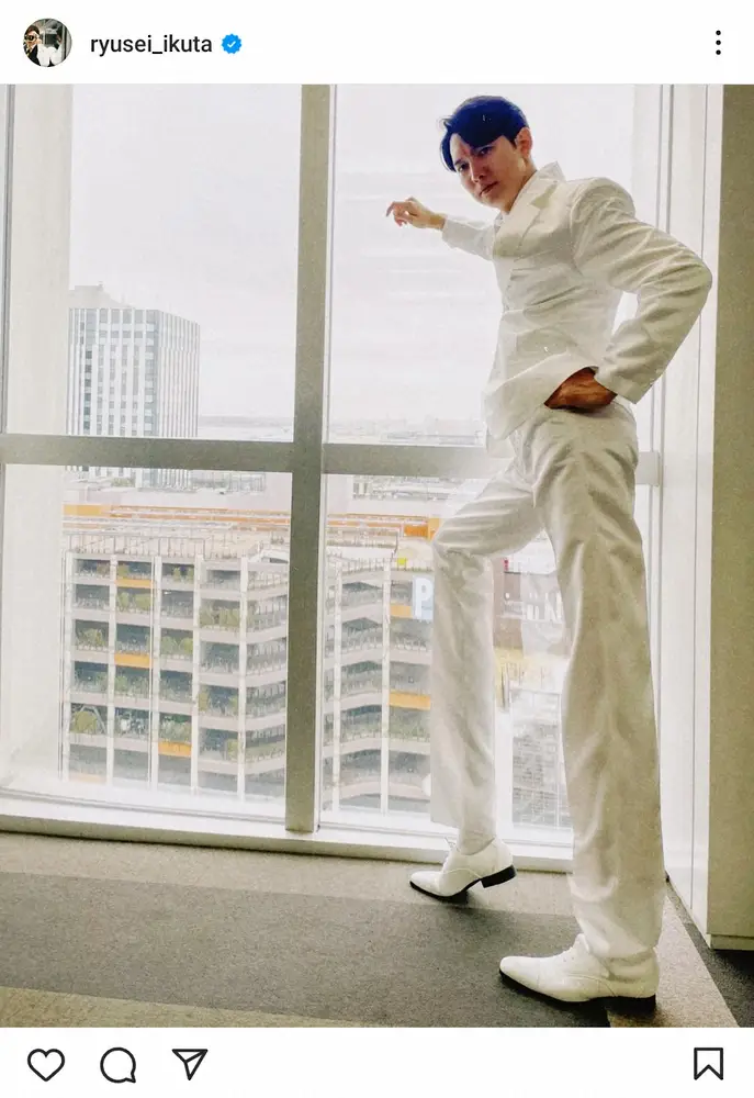 【画像・写真】フジ生田竜聖アナ　「ホワイトコーデ」の私服写真にフォロワー困惑「どうした」「脚長王子」の声