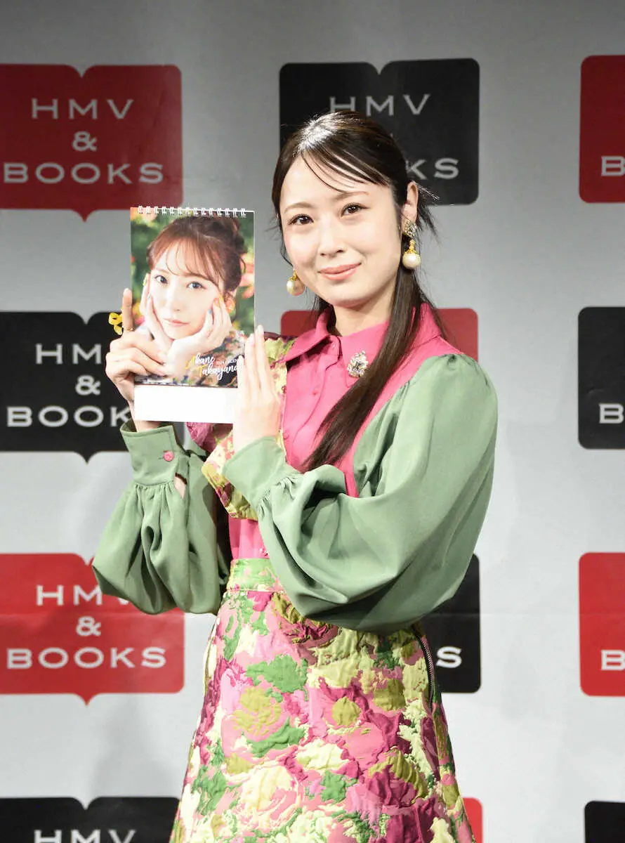 【画像・写真】元SKE48高柳明音　クリスマスツリー意識の衣装で登場　24日も「充実した日になりそう」