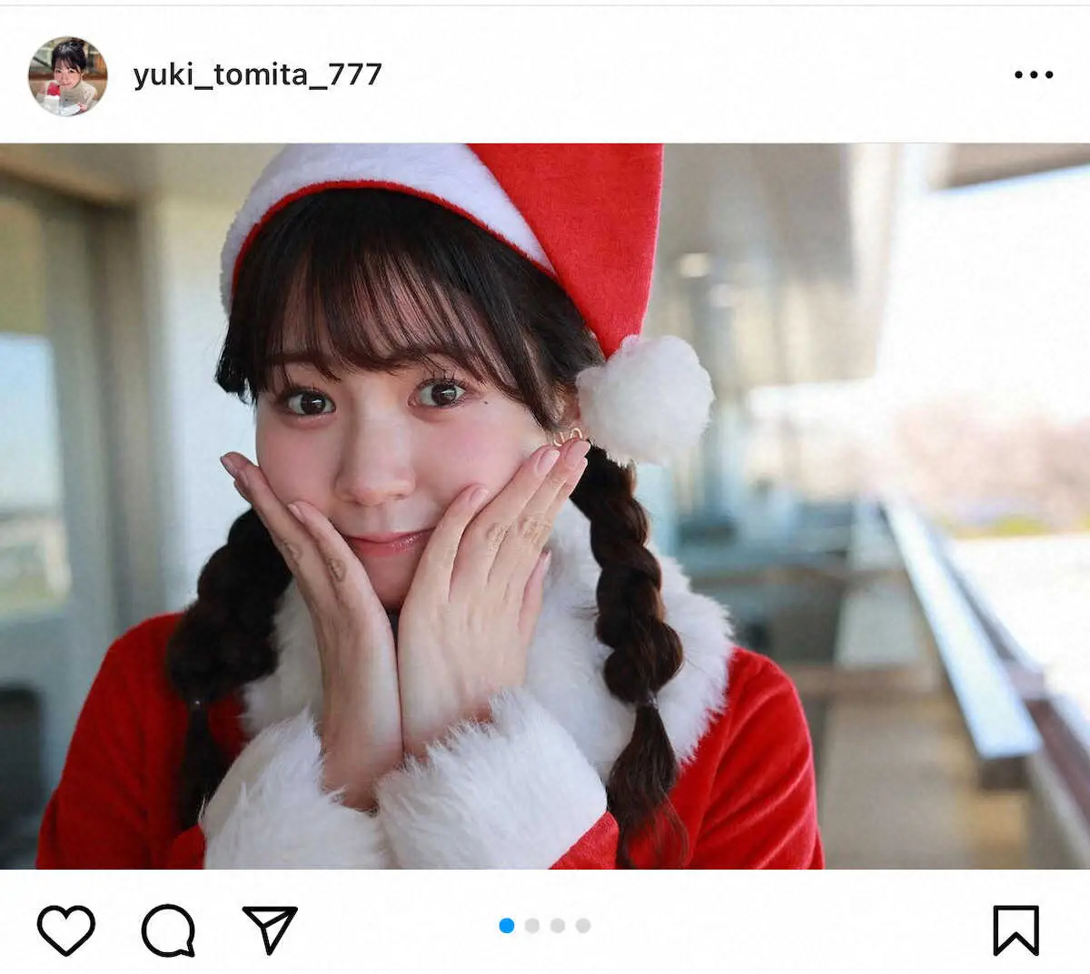 【画像・写真】競馬中継の人気女子アナ「有馬記念とても楽しみ」　“美脚”サンタコスプレSに悶絶の声「かわゆい！！」