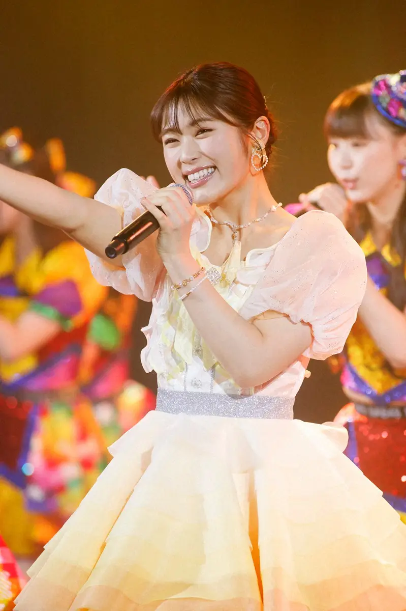 卒業公演で笑顔で熱唱する渋谷凪咲（C）NMB48