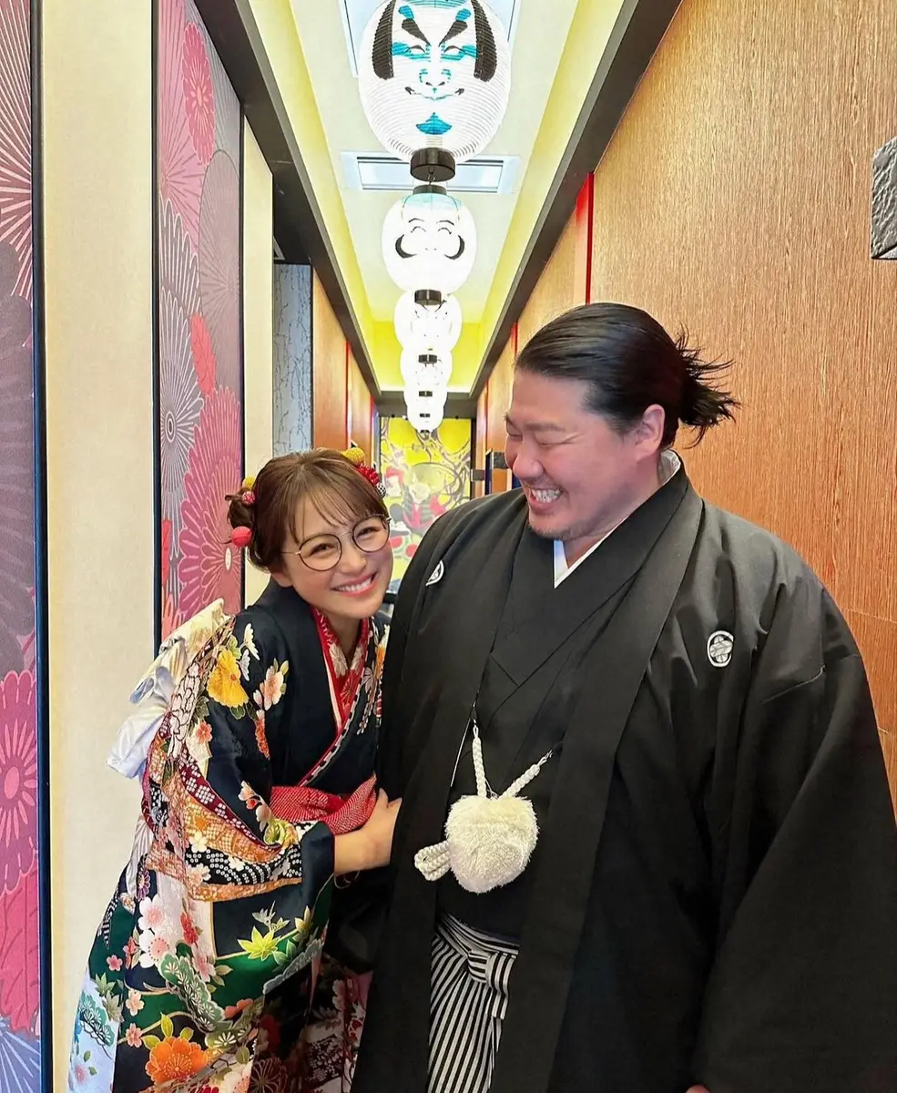 【画像・写真】鈴木奈々　“恋の予感!?”人気俳優との腕組み晴れ着姿披露　雰囲気の良さにファンは「お似合い」