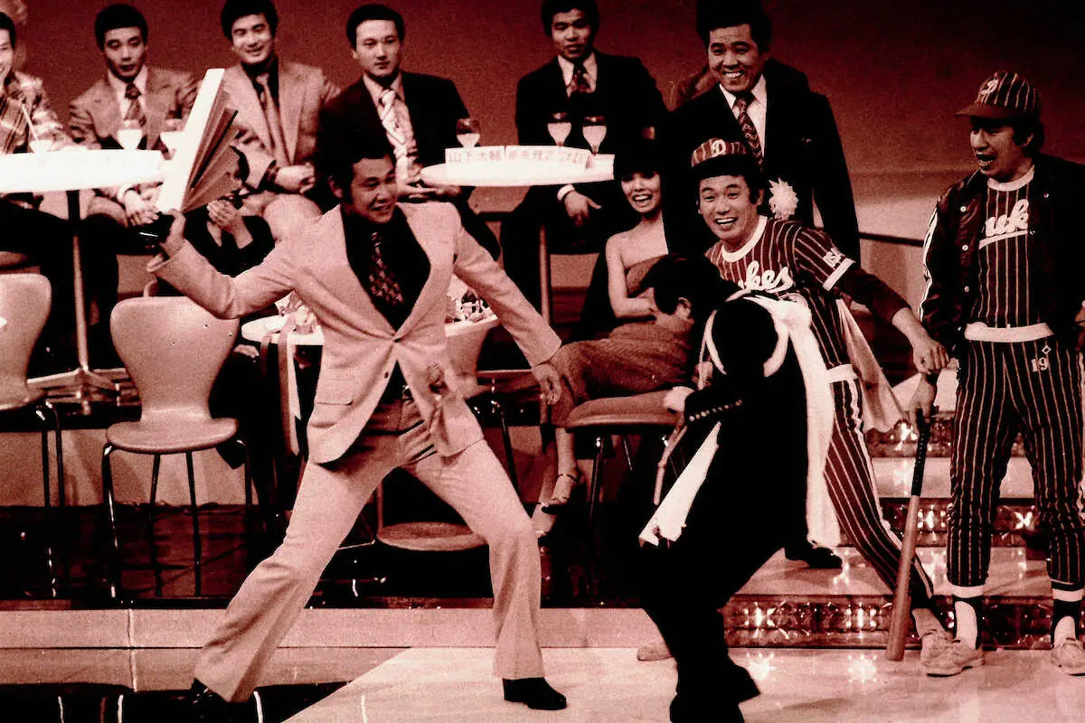 【画像・写真】プロ野球オールスター芸能合戦で、田淵幸一氏のハリセン攻撃を受ける坂田利夫さん