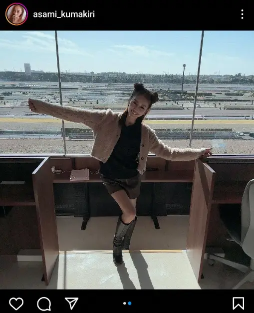 【画像・写真】熊切あさ美　ツインお団子ヘアでのミニスカ＆ブーツ姿披露に「ミッキー美女」「みとれちゃいます」