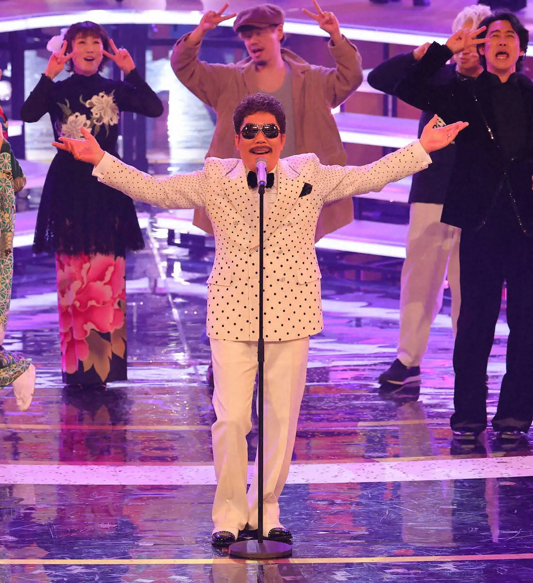 【画像・写真】【紅白】鈴木雅之　「ならではのオシャレ」　ミッキーの頭＆手の形したカフスでステージに