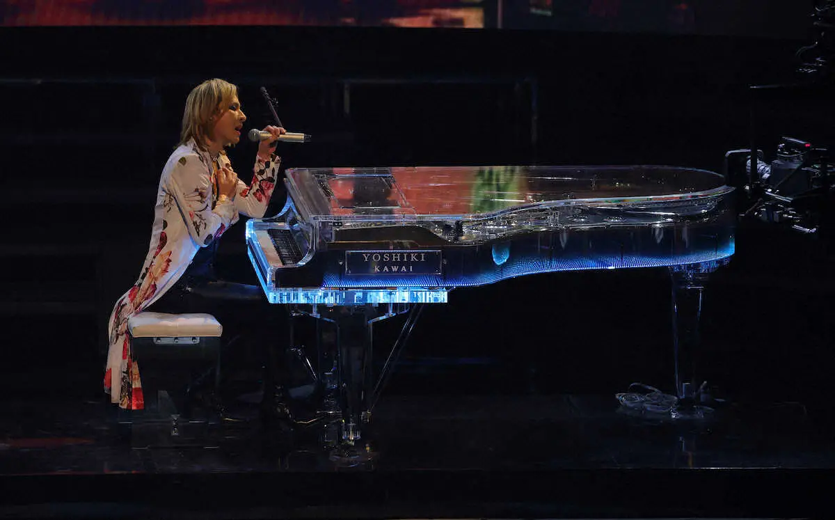 【画像・写真】【紅白】YOSHIKI　鎮魂の熱唱、亡きHEATHさんらと“共演”　「生きてていいのかと」声震わせ
