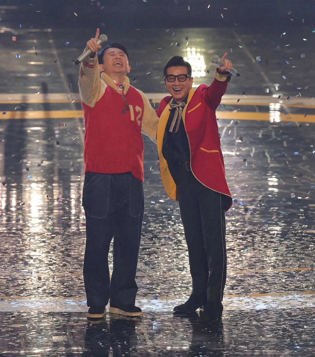 【画像・写真】【紅白】藤井フミヤ　25年前の“衣装”の有吉弘行と肩並べ「白い雲のように」熱唱