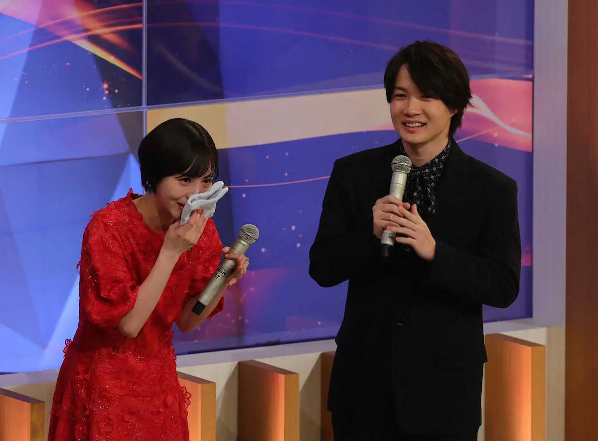 【画像・写真】【紅白】「らんまん」神木隆之介が浜辺美波の司会ぶり絶賛「流石、寿恵ちゃん」浜辺はあいみょん熱唱に感涙