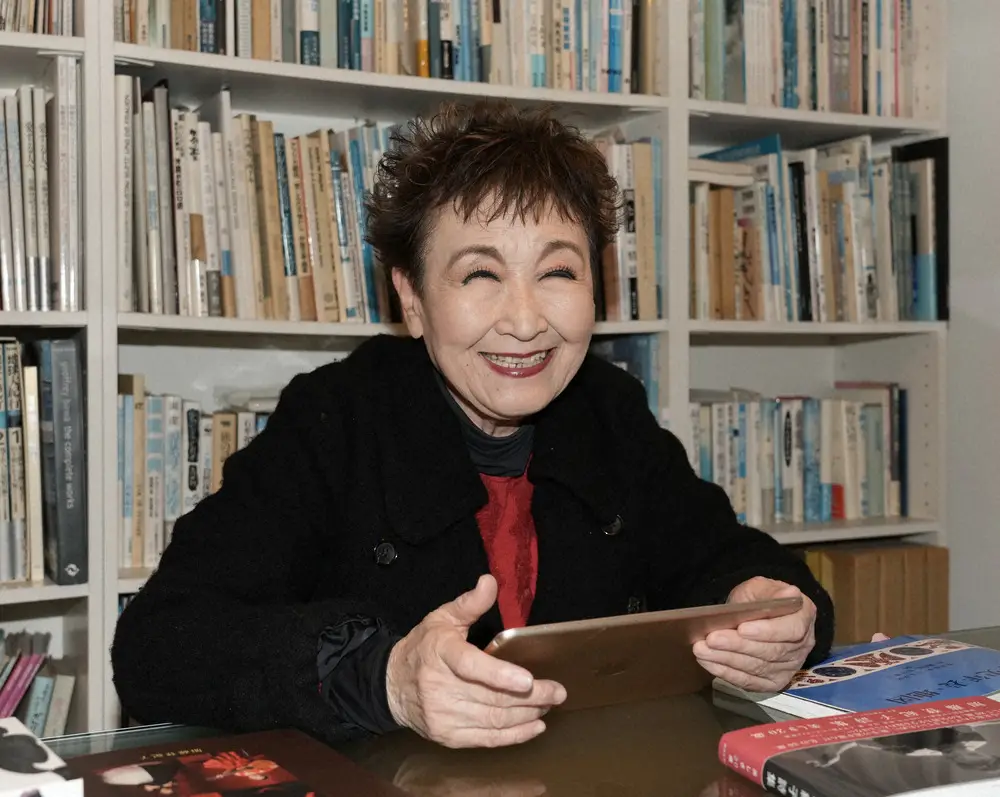 【画像・写真】加藤登紀子　生涯現役で歌う“人間讃歌”　iPad手に向き合う「人の歴史」への探究心