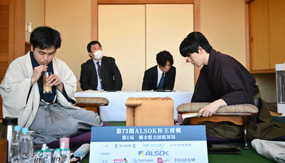 【画像・写真】水分を補給する菅井八段（左）、熟考する藤井王将
