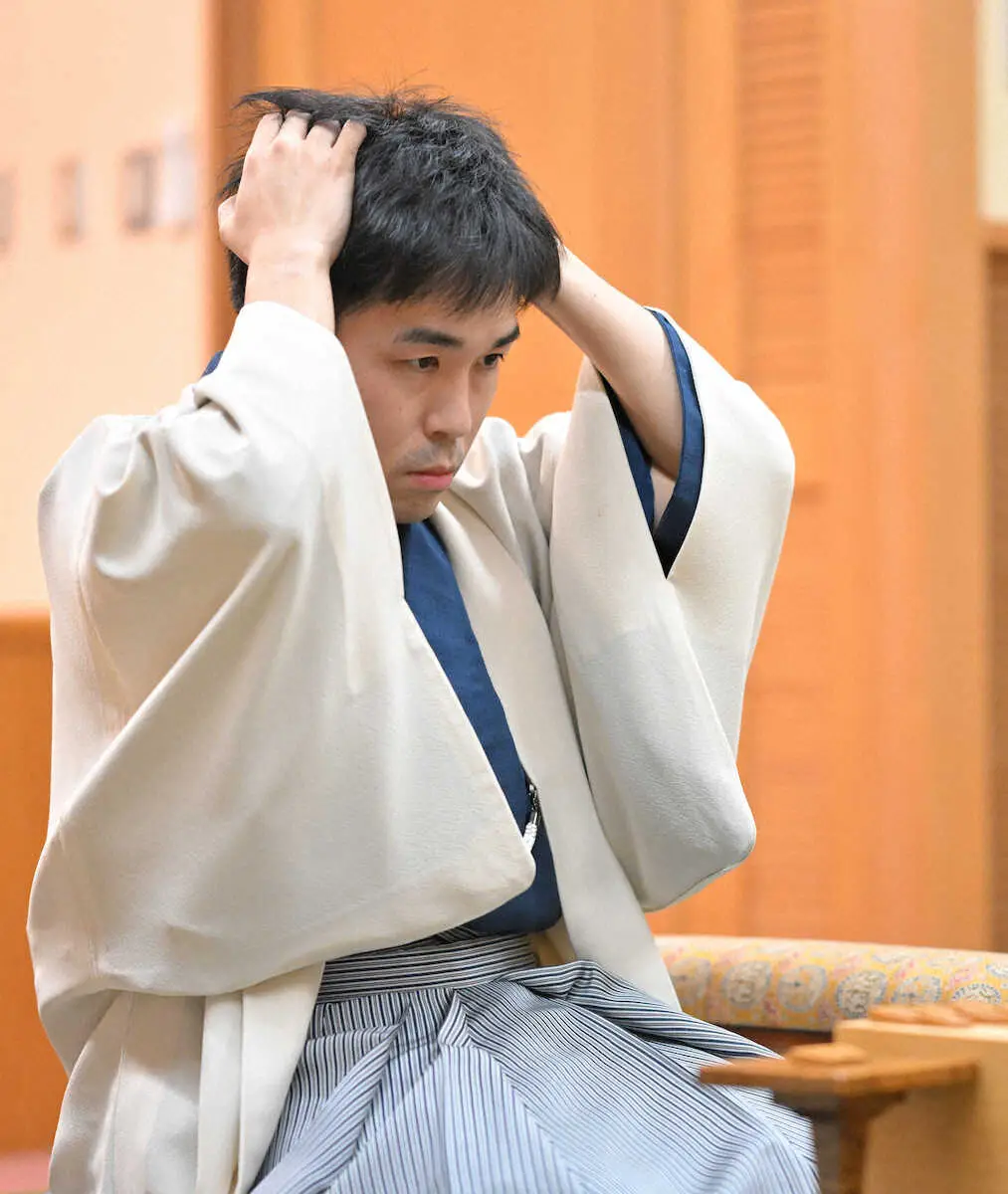 【画像・写真】藤井聡太王将　我慢比べ制し先勝も「苦しい局面あった」菅井八段を振り切り3連覇へ好発進
