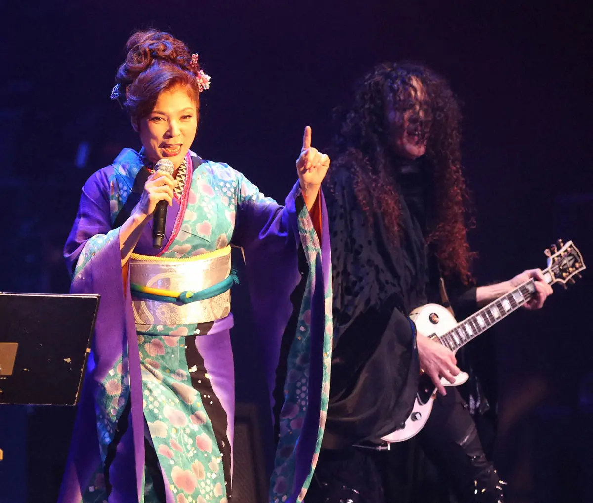 メタルフェスに登場しギタリストのマーティ・フリードマン（右）の横で熱唱する演歌歌手の八代亜紀さん（13年撮影）