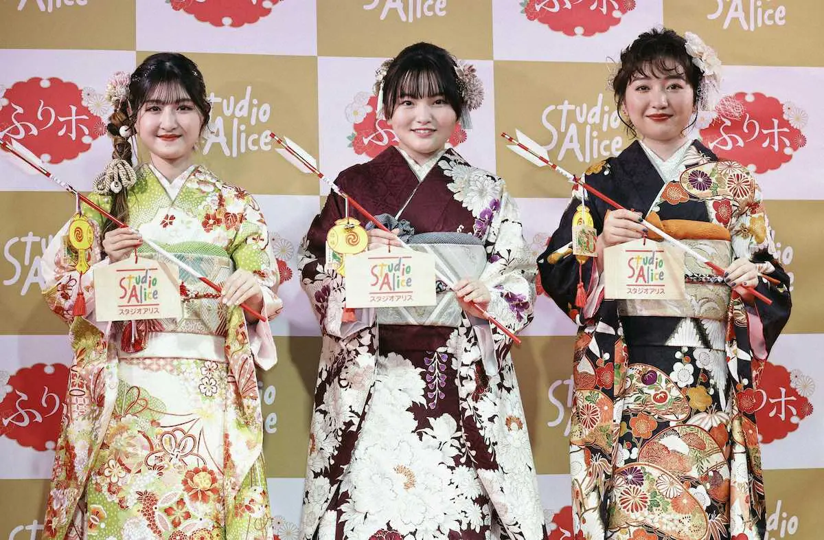 【画像・写真】元人気子役3人の成長にファン感動！谷花音、鈴木梨央、小林星蘭があでやか振り袖姿