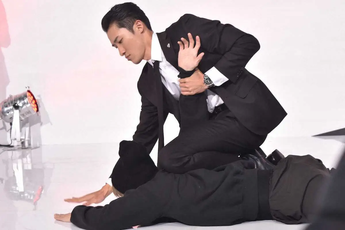 【画像・写真】岩本照　ドラマで演じるボディーガードに脱帽「常に最悪を想定しながら対応して動く、凄い職業」