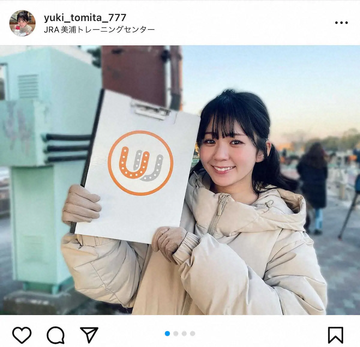 【画像・写真】競馬中継の人気女子アナ　マイナス2度の美浦トレセンで早朝取材！「寒い中でも可愛すぎ」の声