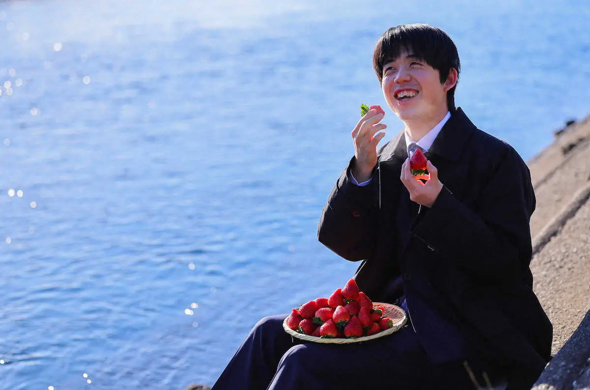 【画像・写真】藤井聡太王将　恒例「勝者の記念撮影」はあま～い一枚　川ベリでベリーグッドなストロベリー
