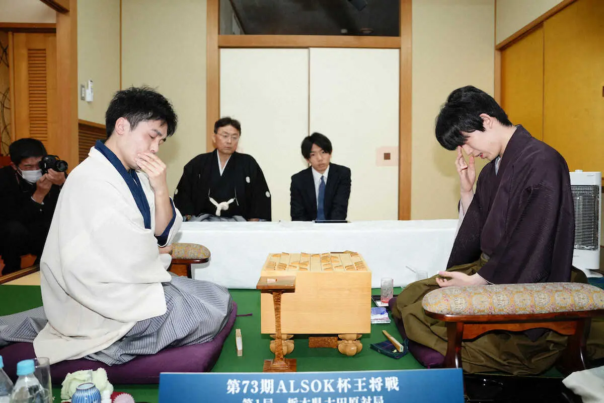 【画像・写真】王将戦第3局ペア1泊80万円ツアー　2日間で1組ずつ　初手&封じ手開封を対局室で見学