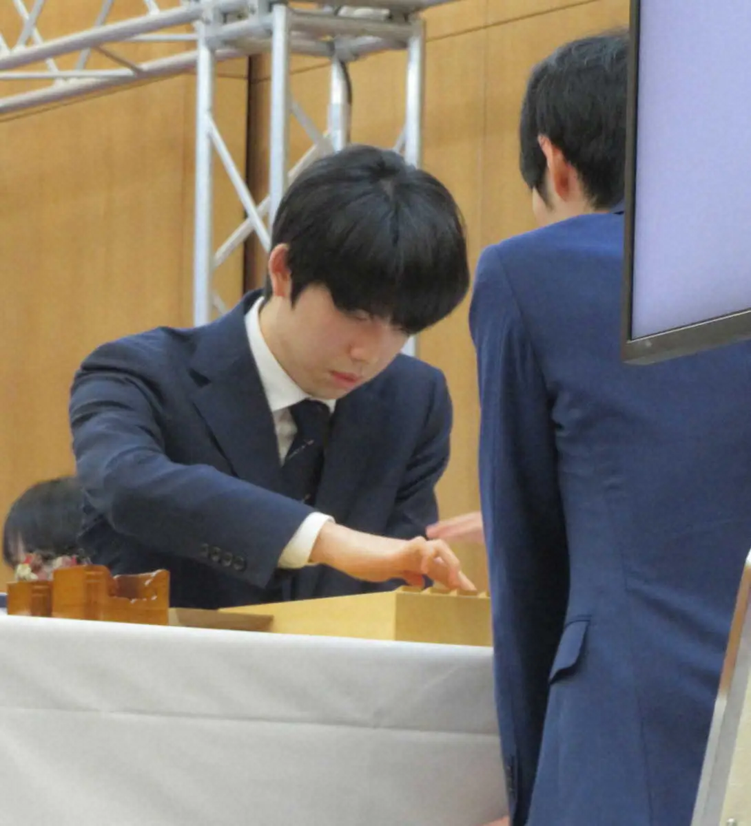 【画像・写真】藤井聡太王将、朝日杯連覇＆史上最多V5へ好発進！午後からは4強かけて“因縁”の増田康宏七段と再戦