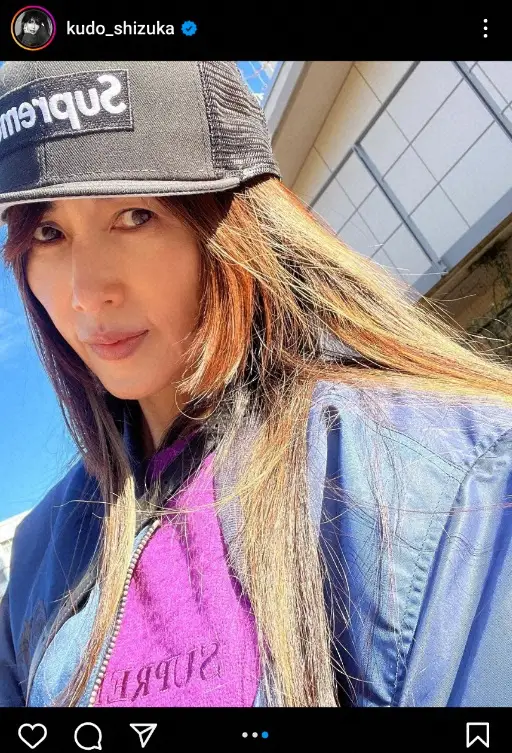 【画像・写真】工藤静香　愛犬散歩のカジュアル・スタイル公開に「み～んな可愛い」「パープルが映えてますね！」