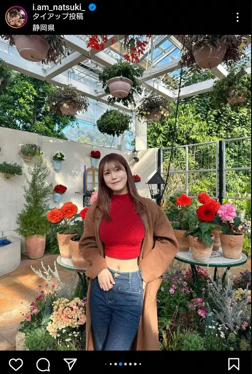 【画像・写真】“令和の峰不二子”阿部なつき　ショート丈のニット＆デニム姿披露に「綺麗なクビレ」「スタイル最高！」