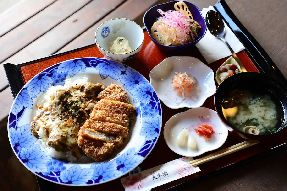 【画像・写真】王将戦第2局2日目の勝負メシ　藤井王将「金星豚のロースト」　菅井八段は「焼きカレー」