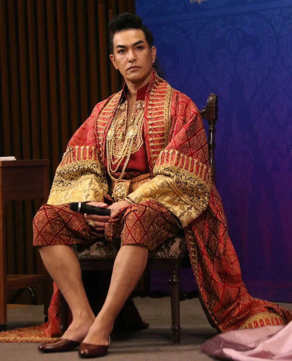 【画像・写真】舞台衣装でいすに座る北村一輝